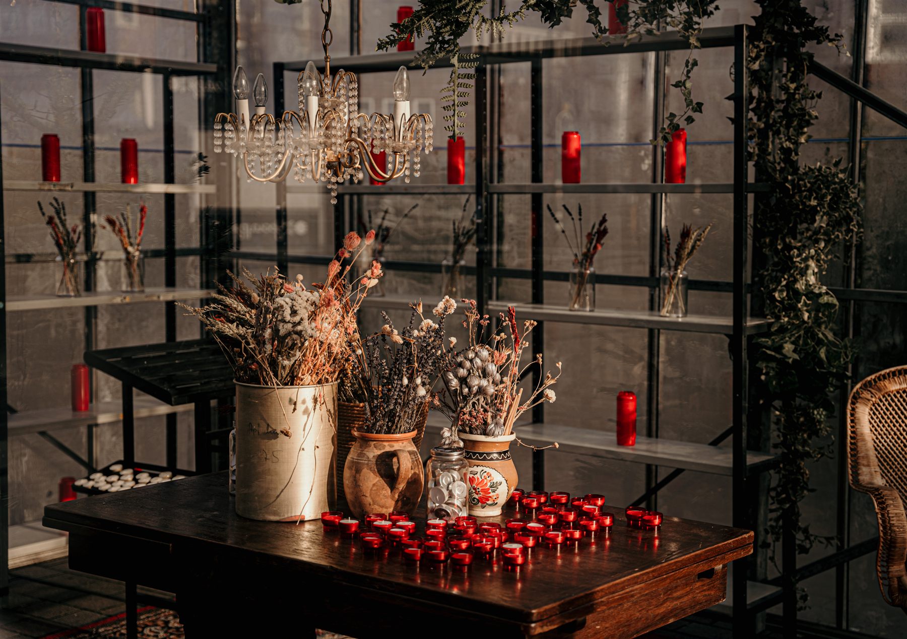 Tafel vol waxinelichtjes in de kas van Rouwen & Vieren